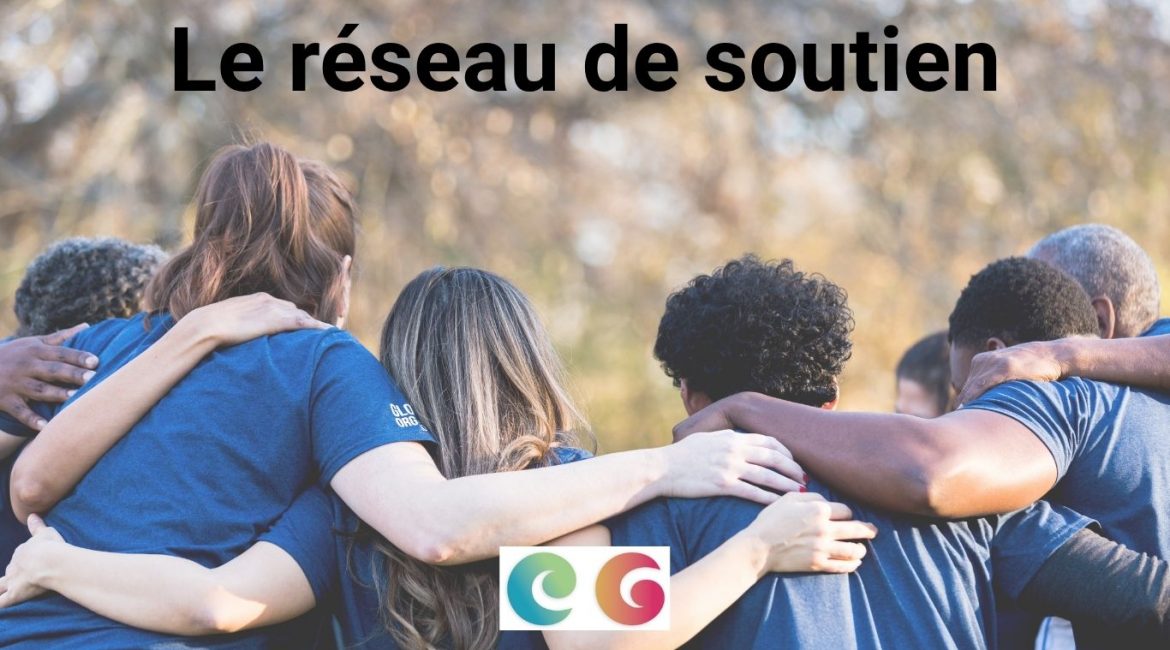 groupe d'amis, de dos, se tenant par les épaules : l'image représente le soutien.